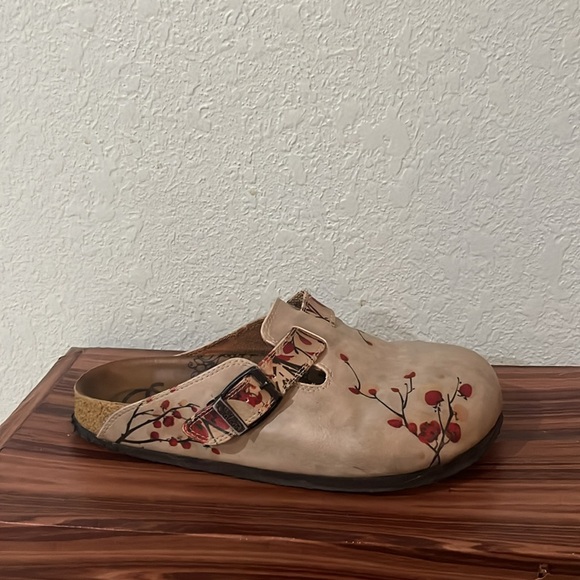 Women's Cream and Red Floral Clogs - Picture 6 of 7